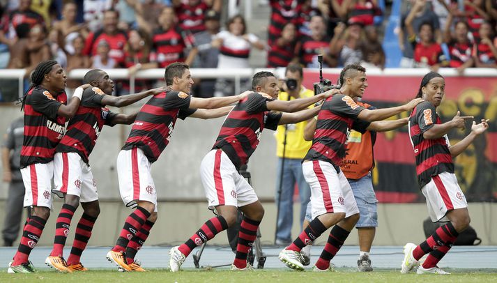 Ronaldinho fagnar marki með Flamengo.