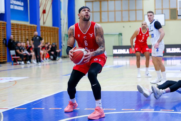 Kristófer Acox og félagar í Val geta tryggt sig áfram í Keflavík í kvöld.