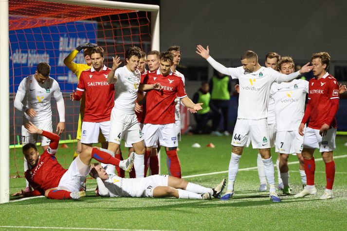 Það gekk mikið á í leik Vals og Breiðabliks en niðurstaðan varð 1-1 jafntefli. Hér liggja þeir báðir sem handléku boltann í lok leiks, þeir Hólmar og Valgeir.