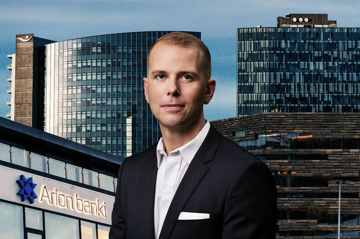 Jón Sigurðsson, forstjóri Stoða, segir að í kjölfar vel heppnaðrar sölu á hlutabréfum í Íslandsbanka ætti að hefja undirbúning að sölu á eignarhlut ríkisins í Landsbankanum en með því mætti greiða niður skuldir og spara verulegar fjárhæðir í vaxtagreiðslum.