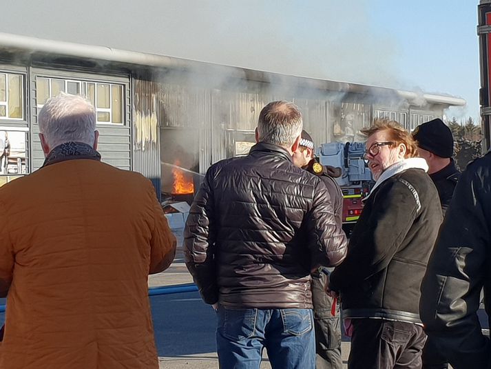 Björgvin dreif sig á staðinn eftir ábendingu bróður síns en hann sést hér ræða við fólk á vettvangi.