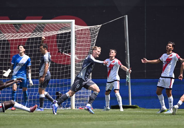Orri Steinn Óskarsson fagnar eftir að hafa komið Real Sociedad í 1-2 gegn Rayo Vallecano.