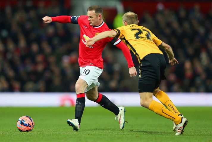 Wayne Rooney leikur á leikmann Cambridge í leiknum.