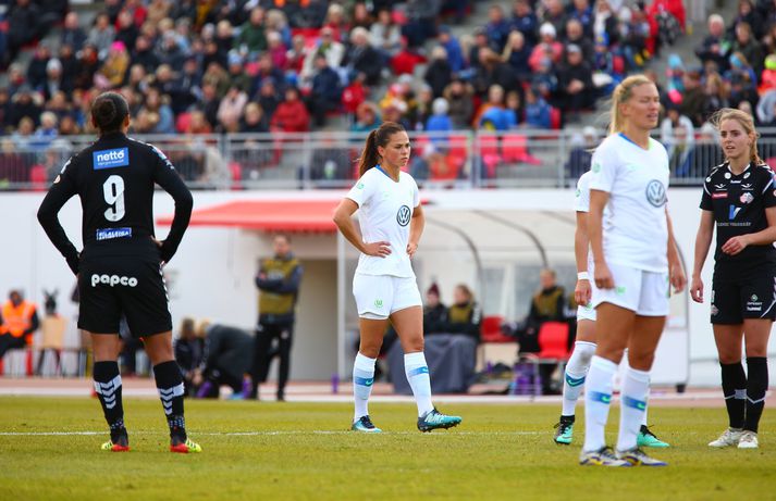 Sara Björk Gunnarsdóttir, leikmaður Wolfsburg, einbeitt í fyrri leiknum gegn Þór/KA á Akureyri. Liðin mætast að nýju í Wolfsburg í dag