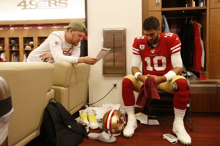 C.J. Beathard og Jimmy Garoppolo, aðalleikstjórnandi San Francisco 49ers, fara yfir leikkerfi liðsins.