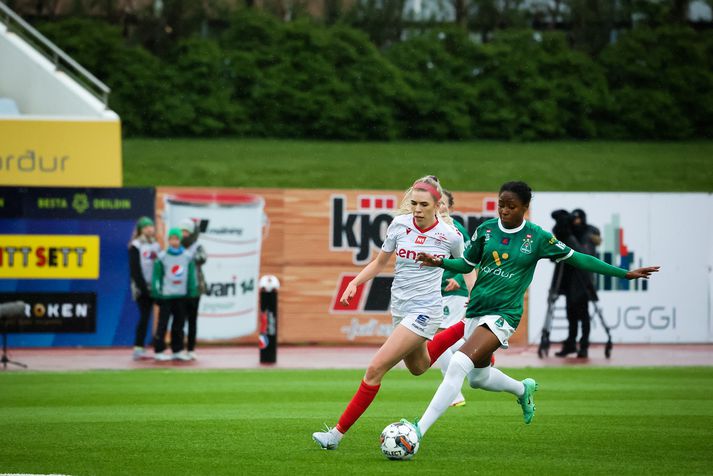 Ásdís Karen Halldórsdóttir, leikmaður Vals, og Natasha Anasi Erlingsson, leikmaður Breiðabliks í baráttu um boltann í leik liðanna á dögunum. Ásdís og stöllur í Val fara í heimsókn til Selfoss á meðan Natasha mætir með Blikum á Þróttaravöll.