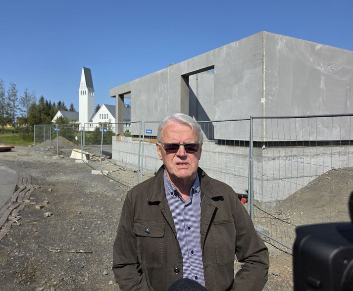 Björn Ingi Gíslason, formaður sóknarnefndar Selfosskirkju við nýja dæluhúsið og hluti af Selfosskirkju er í baksýn.