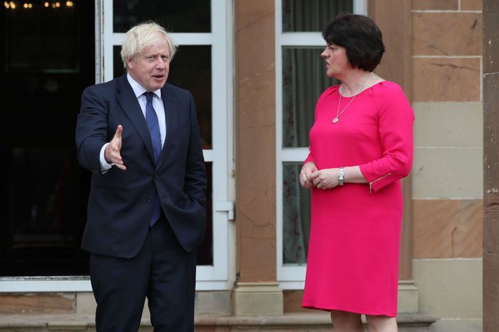 Boris Johnson, forsætisráðherra Bretlands, ræðir við Arlene Foster, fyrsta ráðherra Norður-Írlands. Þau lýstu bæði yfir áhyggjum af ákvörðun ESB í kvöld.