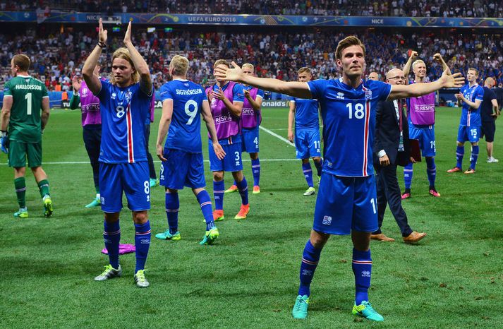 Birkir Bjarnason og Theódór Elmar Bjarnason eftir sigurleikinn á móti Englandi.