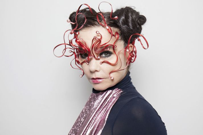 Björk mætti í viðtal á útvarpsstöðina X977 fyrr í dag þar sem hún ræddi tónlistina, pólitíkina og lífið.