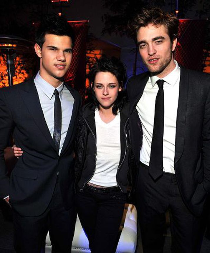 Hjartaknúsarar. Verið er að ræna plaggötum af Robert Pattinson og Taylor Lautner.