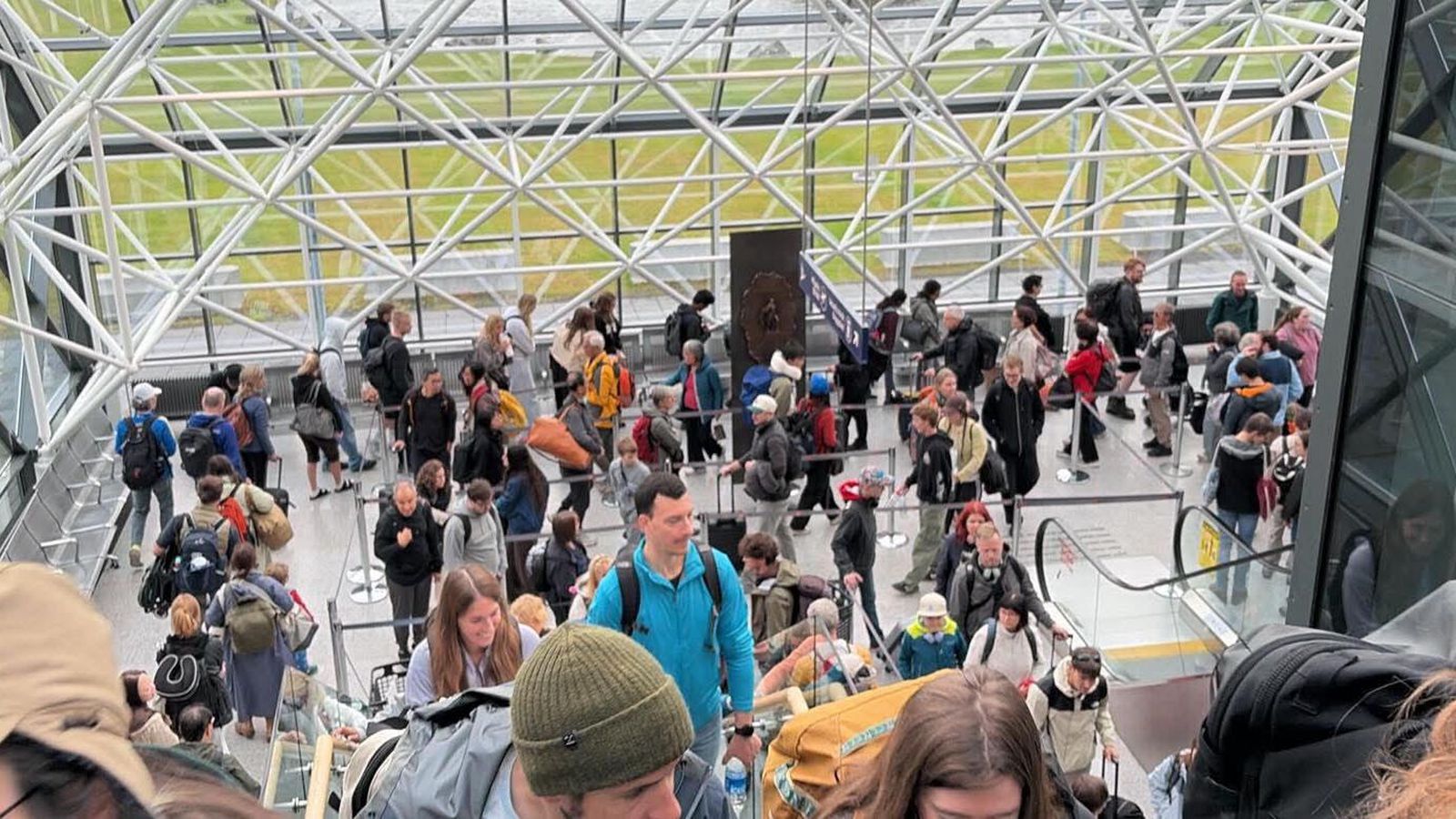 Klukku­stundar löng röð í öryggisleitina: Á hlaupum í átt að hliðinu