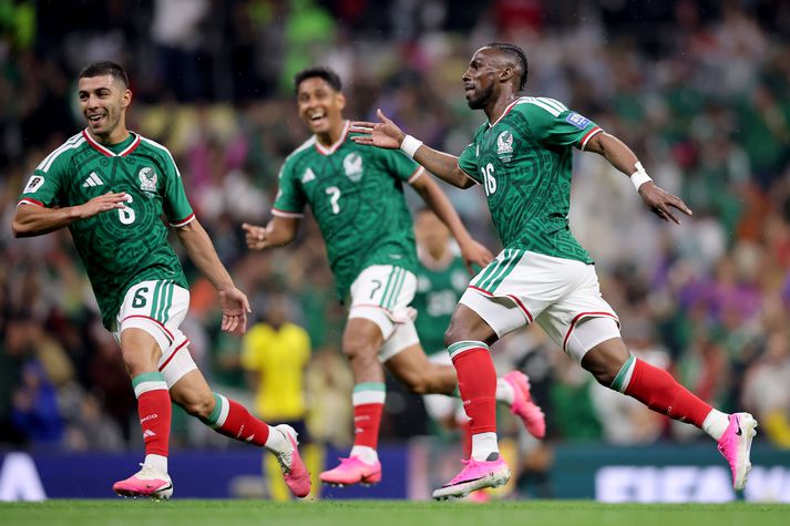 Julian Quinones fagnar mikilvægu marki sínu fyrir Mexíkó í 32 liða úrslitunum í nótt.