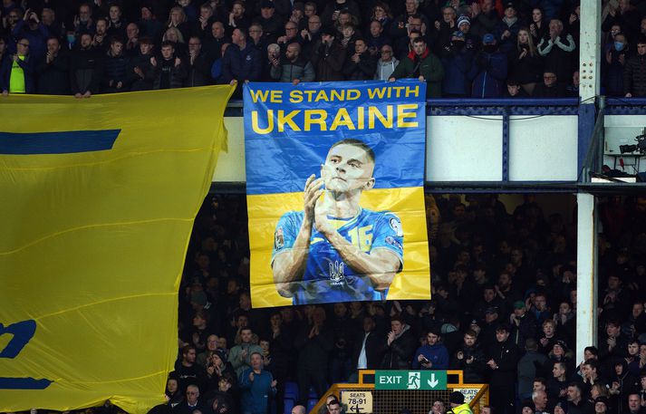 Stuðningsmenn Everton sýna stuðning sinn við Úkraínu með borða sem ber mynd af hinum úkraínska Vitaliy Mykolenko, leikmanni Everton.