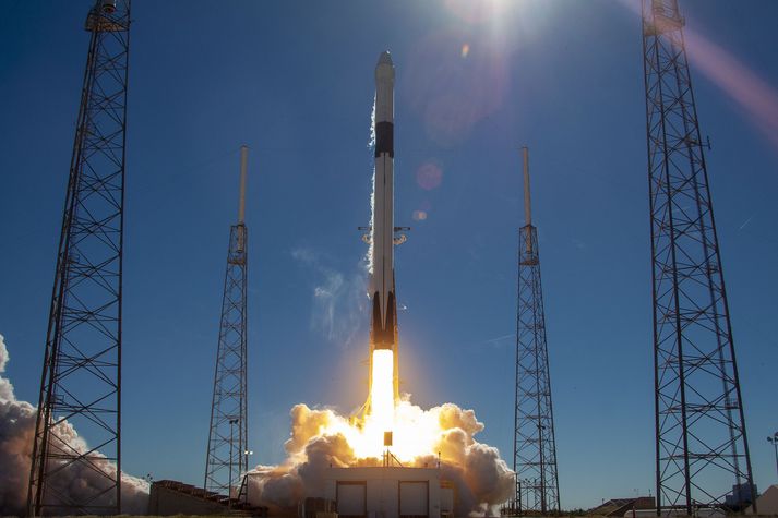 SpaceX ríður á vaðið með geimskoti ellefu mínútur yfir tvö á morgun.