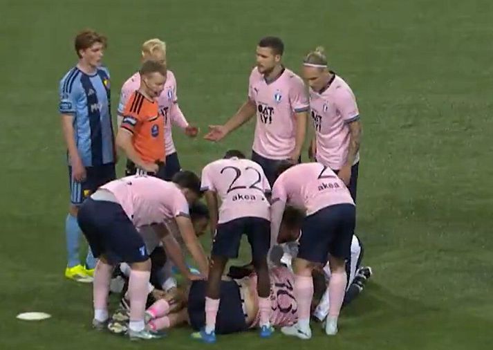 Pontus Jansson liggur hér meiddur í grasinu.