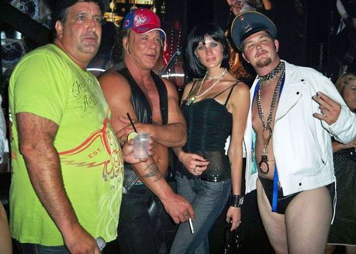 Síðast fréttist af Mickey Rourke þegar hann sagði í kjölfar handtöku fyrir ölvunarakstur á vespu: ,,Ég er ekkert fullur, ég drakk ekkert svo mikið."