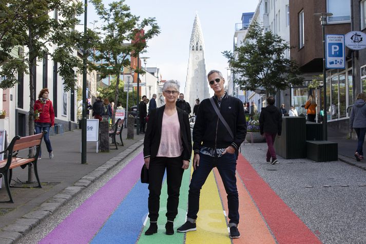 Ég myndi segja að við værum mjög lík. Ég er örugglega ívið hvatvísari og kaldhæðnari,“ segir Guðmundur Karl. "Já, ég er kannski eitthvað aðeins jarðbundnari,“ segir Sigríður og Guðmundur Karl tekur undir það. Þau systkinin eru góðir vinir og eiga það sameiginlegt að vera samkynhneigð. Þau segja hátíðahöld Hinsegin daga mikilvæg þó að margt hafi áunnist.  