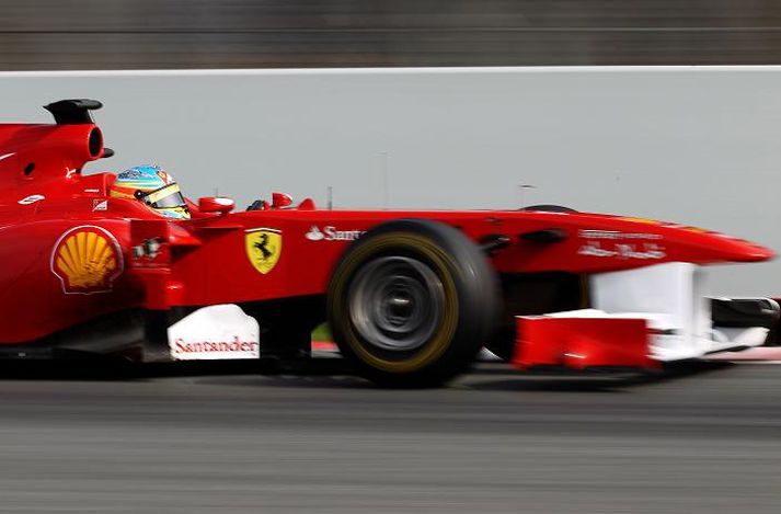 Fernando Alonso á ferð á æfingum á Katalóníu brautinni á dögunum.