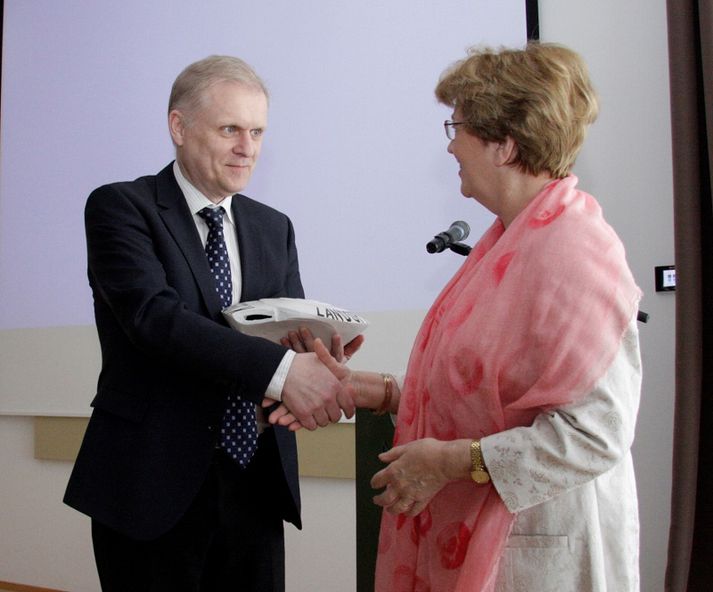 Ingólfur Þórisson, framkvæmdastjóri rekstrarsviðs Landspítala, tók við Kuðungnum úr hendi ráðherra.