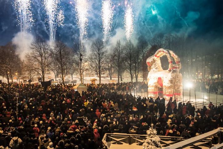 Jólahafurinn stendur við Slottstorget í Gävle á austurströnd Svíþjóðar, norður af Stokkhólmi.