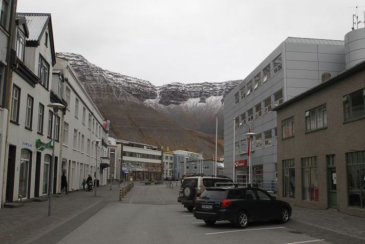 Makinn myndi líklegast ekki lengi arka strætin á Ísafirði, segir bæjarstjóri, sem hvetur fólk til að ráða sig vestur.