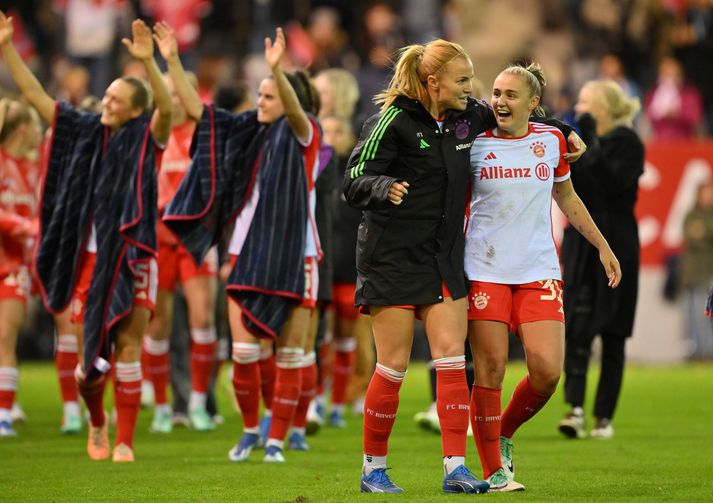 Glódís Perla Viggosdóttir og enska landsliðskonan Georgia Stanway fagna saman sigri Bayern München á VfL Wolfsburg.