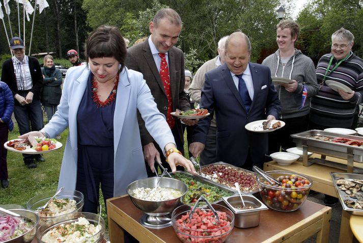 Guðni, Eliza og Pétur Sveinbjarnarson fá sér lambakjöt og grænmeti af grillinu.