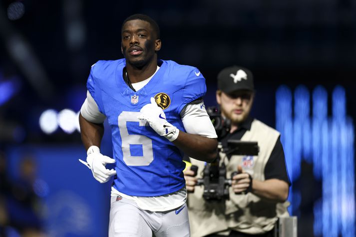 Terrion Arnold spilar sem varrnarmaður hjá Detroit Lions þar sem hann helsta hlutverk er að loka á útherja mótherjanna.