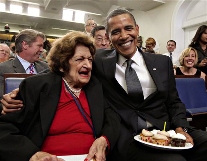 Helen Thomas með Barack Obama sem færði henni köku á síðasta afmælisdegi hennar.