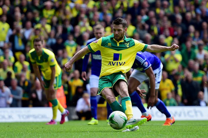 Hoolahan skorar af vítapunktinum.