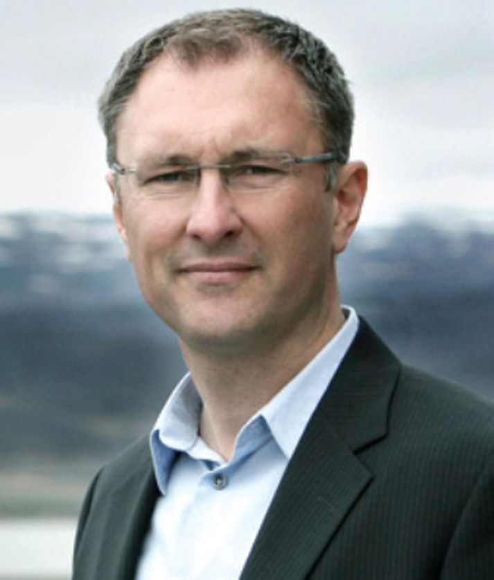 Meirihluti bæjarstjórnar ákvað á fundi sínum 9. júlí að ráða Eirík sem bæjarstjóra. Hann hóf störf í dag.