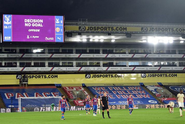 Varsjáin hefur hér dæmt af markið sem Jordan Ayew skoraði fyrir Crystal Palace á móti Manchester United í gær og hélt að hann hefði jafnað með því leikinn í 1-1. United vann 2-0.