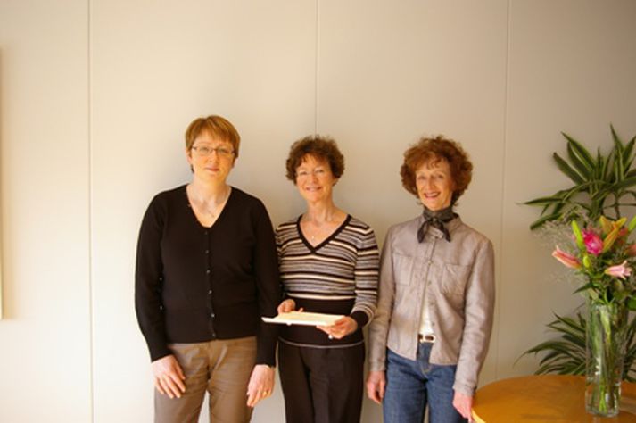 Það var Guðrún Agnarsdóttir, forstjóri Krabbameinsfélagsins, sem tók við styrknum frá Ágústu og Auði.