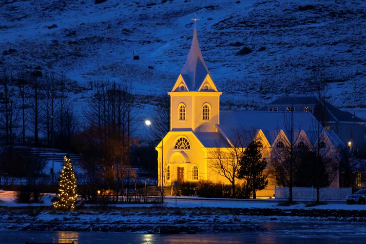 Bláa kirkjan á Seyðisfirð í jólabúningi í gærkvöldi.