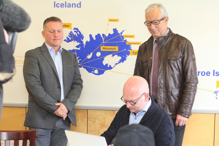 Hallgrímur F. Sigurðarson frá Akureyri skrifar fyrstur undir. Njáll Trausti Friðbertsson og Friðrik Pálsson, formenn félagsins Hjartað í Vatnsmýri, fylgjast með.