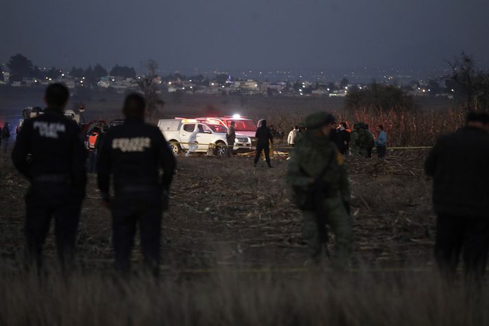 Björgunar- og rannsóknarlið á vettvangi þyrluslyssins nærri Puebla-borg.