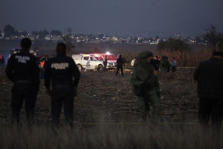 Björgunar- og rannsóknarlið á vettvangi þyrluslyssins nærri Puebla-borg.