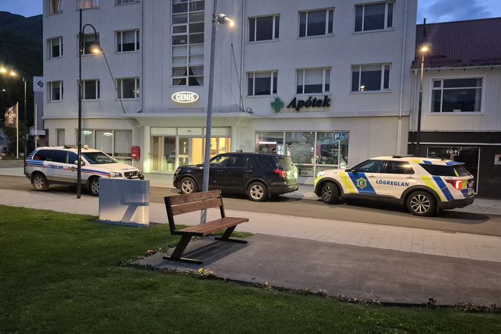Tveir lögreglubílar auk sérsveitar ríkislögreglustjóra voru á Aðalgötunni.