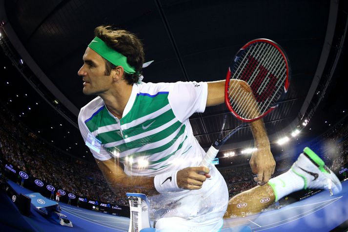 Þessi skemmtilega samsetta mynd sýnir Federer í leiknum í morgun.