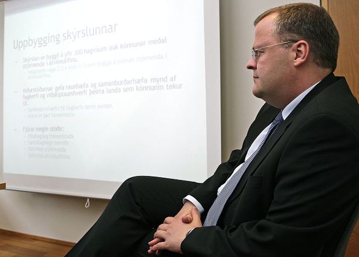 Gylfi Magnússon viðskiptaráðherra segir of mikið gert úr skuldastöðu hins opinbera. Byrja verði á að vinda ofan af skuldum ríkisins þegar ró færist yfir í ríkis­búskapnum.Fréttablaðið/vilhelm