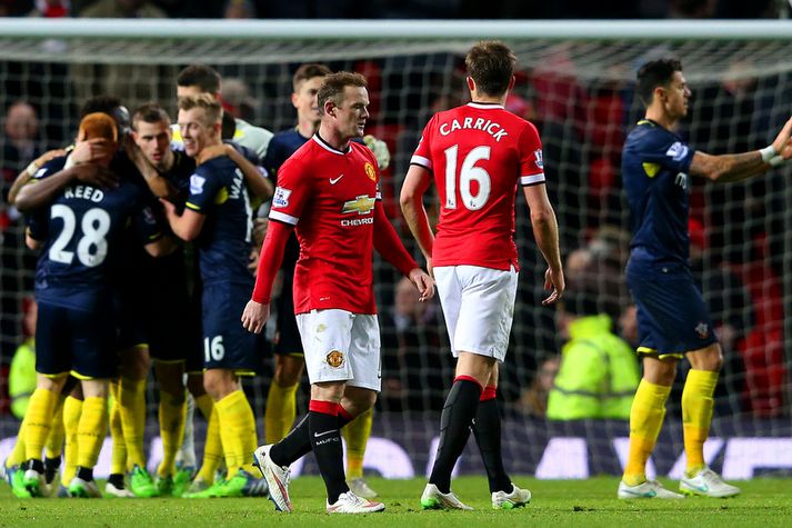 Southampton-menn fagna á Old Trafford um helgina en Wayne Rooney og Michael Carrick eru ekki jafn hressir.