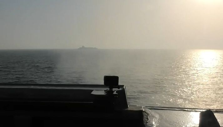 Svo virðist sem bardagi sé hafinn á hafi.