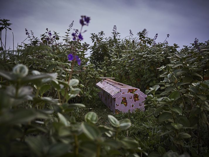 Um 1600 hafa látið lífið í ebólufaraldrinum sem kom upp í landinu fyrir ári síðan.