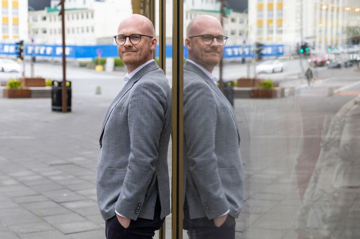 Orðatiltækið „illu er best aflokið“ á best við þegar Konráð S. Guðjónsson efnahagsráðgjafi ríkistjórnarinnar drífur sig fram úr á virkum dögum, enda segist hann B-týpa að upplagi. Eftir að allir eru græjaðir á heimilinu er það nóg af kaffi sem leggur síðan grunninn að góðum degi.