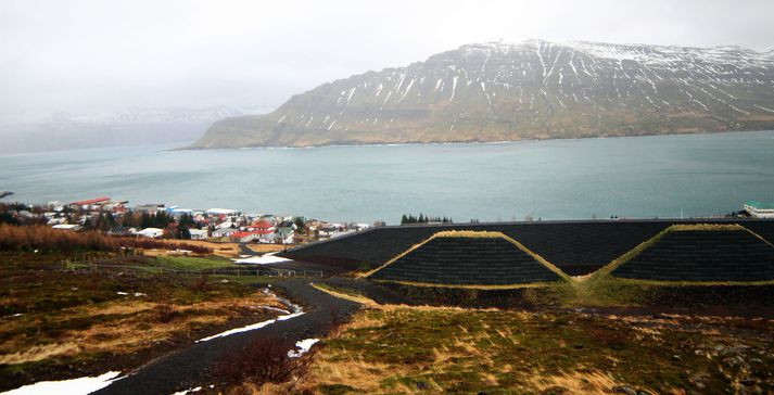 Ákveðið var á sínum tíma að varnargarðar ofan byggðar í Neskaupstað skyldu reistir í samfellu.