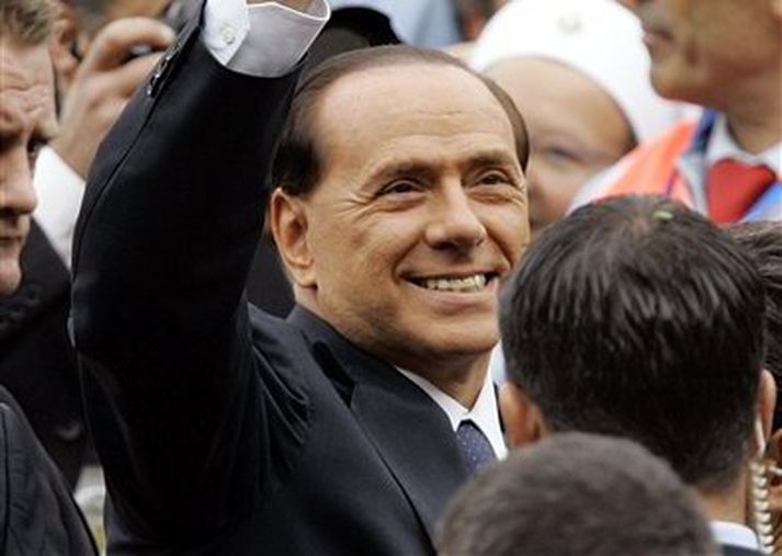 Berlusconi veifar til