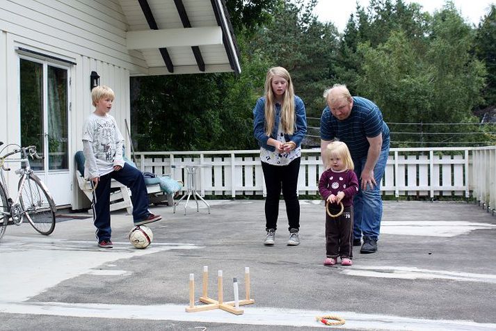 Regína Rós vandar sig mikið við að hitta með hring á einn pinnann. Hún nýtur stuðnings föður síns, Hagbarðar, og systkinin Róbert Hólm og Rakel María fylgjast spennt með.