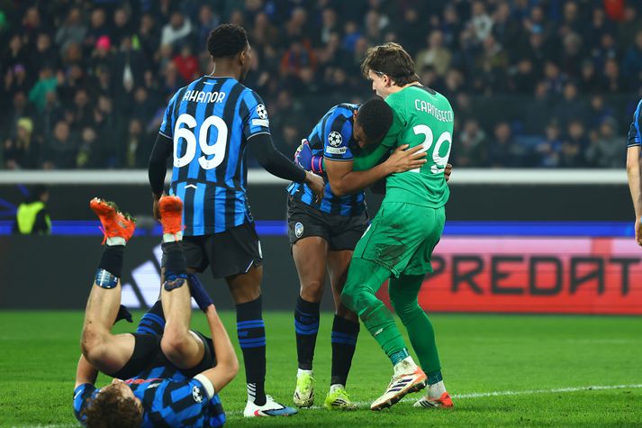 Leikmenn Atalanta fagna hér dramatískum sigri á Borussia Dortmund í kvöld.