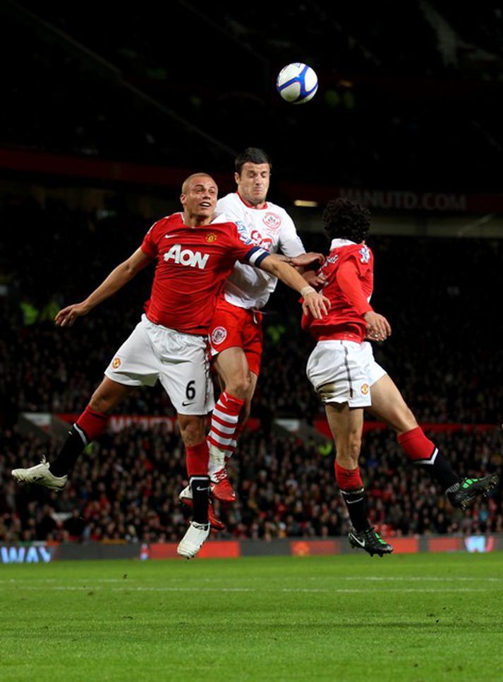 Wes Brown skallar hér boltann í netið í kvöld. / Mynd: Getty Images